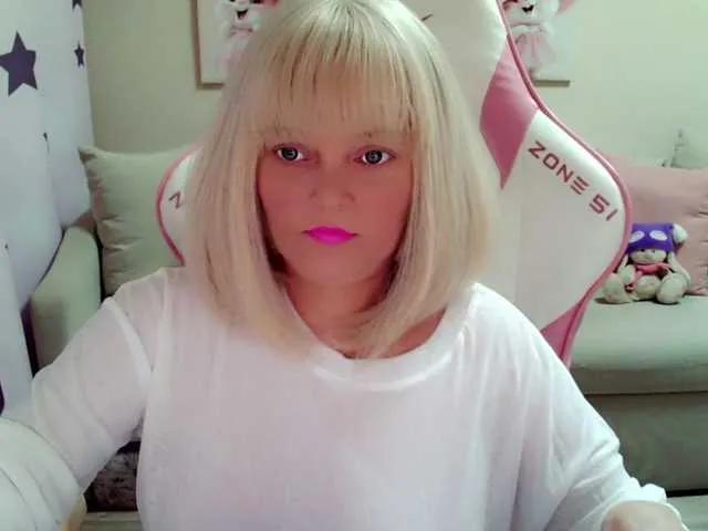 Watch ChristieRoses, she wants to masturbate for you ChristieRoses from BongaCams