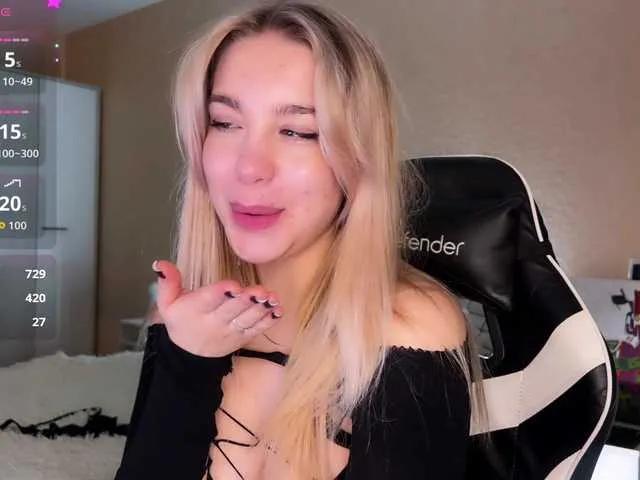 Admire hot camwhore Maksisisia maksisisia from BongaCams