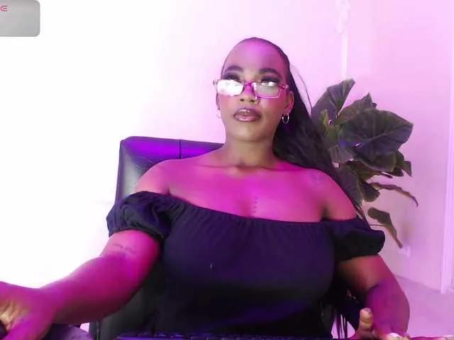 ReinaMiah from BongaCams