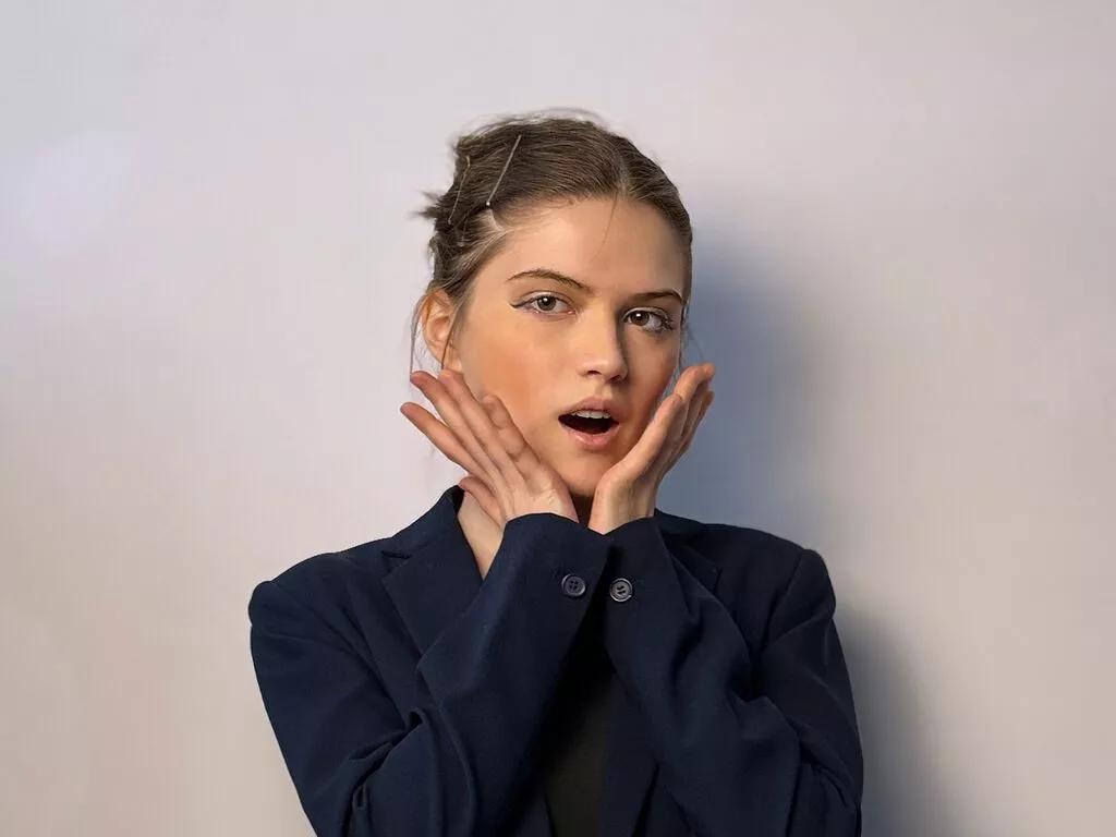 Admire FlairCatlow, she wants to masturbate for you FlairCatlow from LiveJasmin