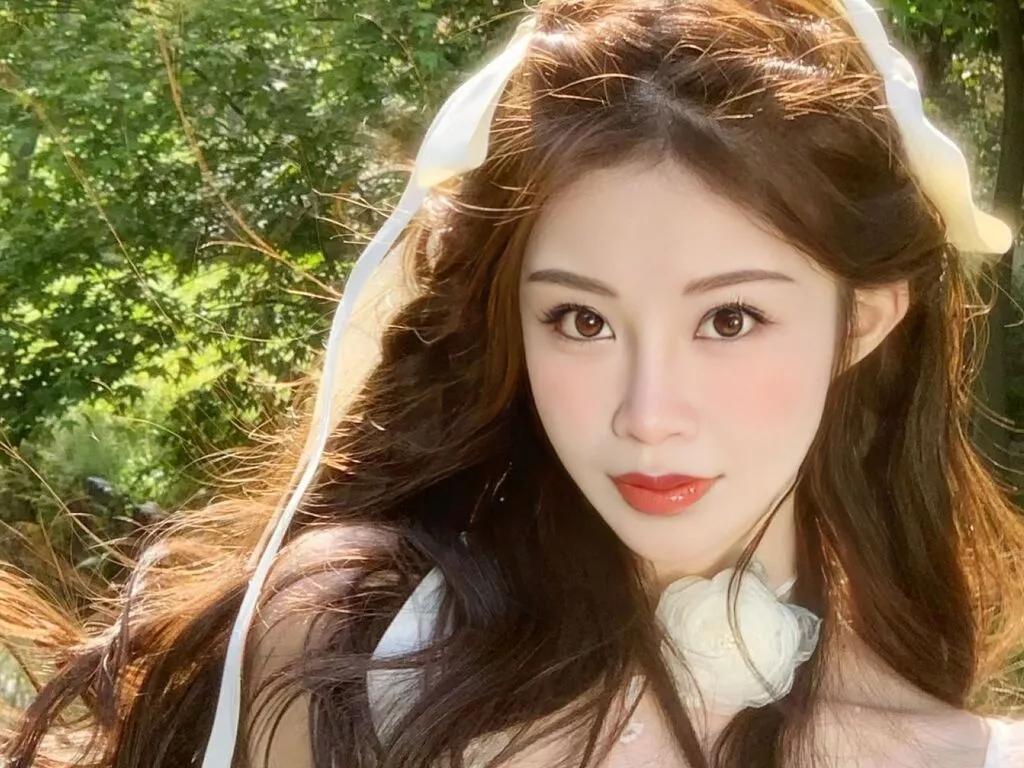 Sexy XiaoJuan wants you to fuck her body now XiaoJuan from LiveJasmin